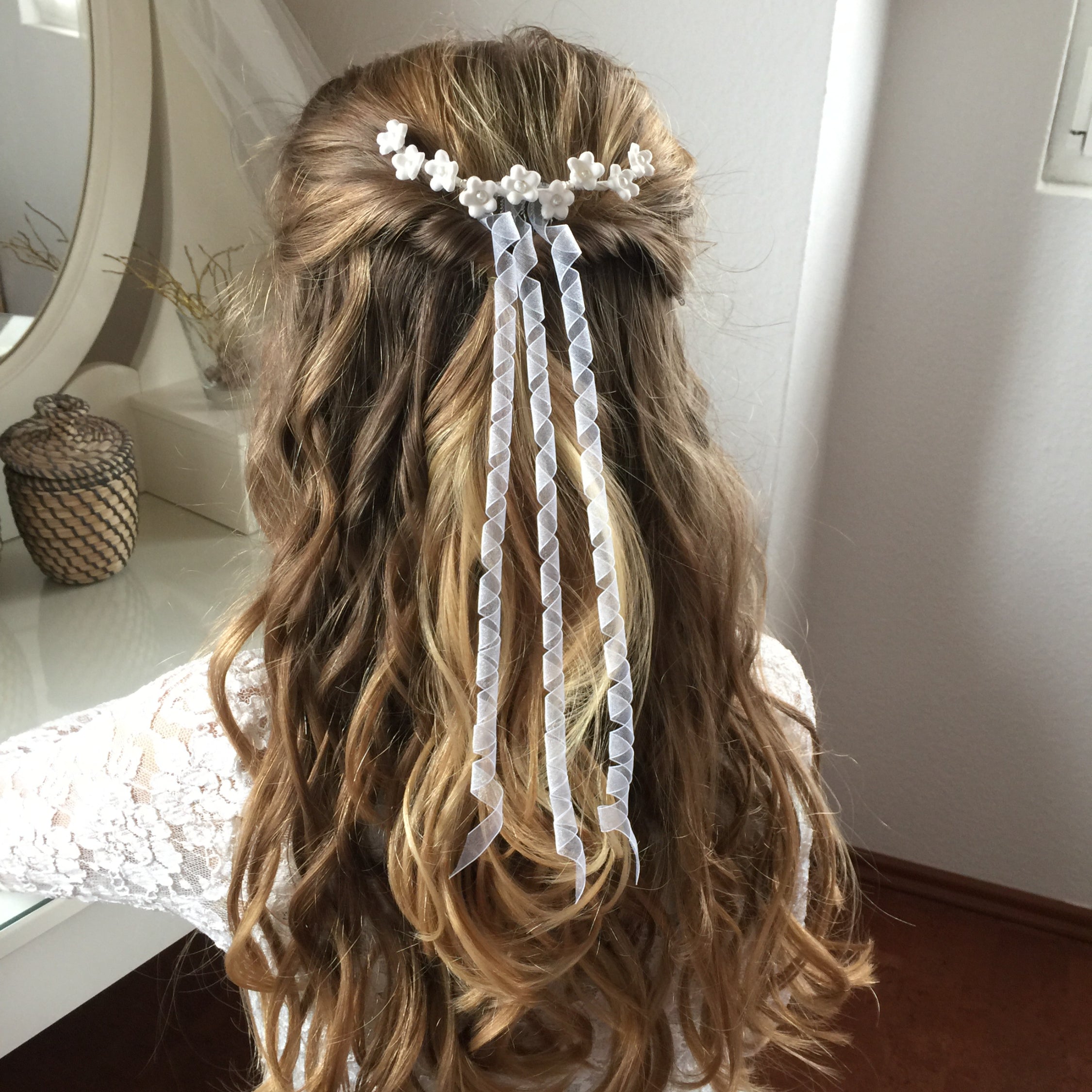 Weißer Haarkamm – Festlicher Kommunion Haarschmuck mit Blumen & Bändern