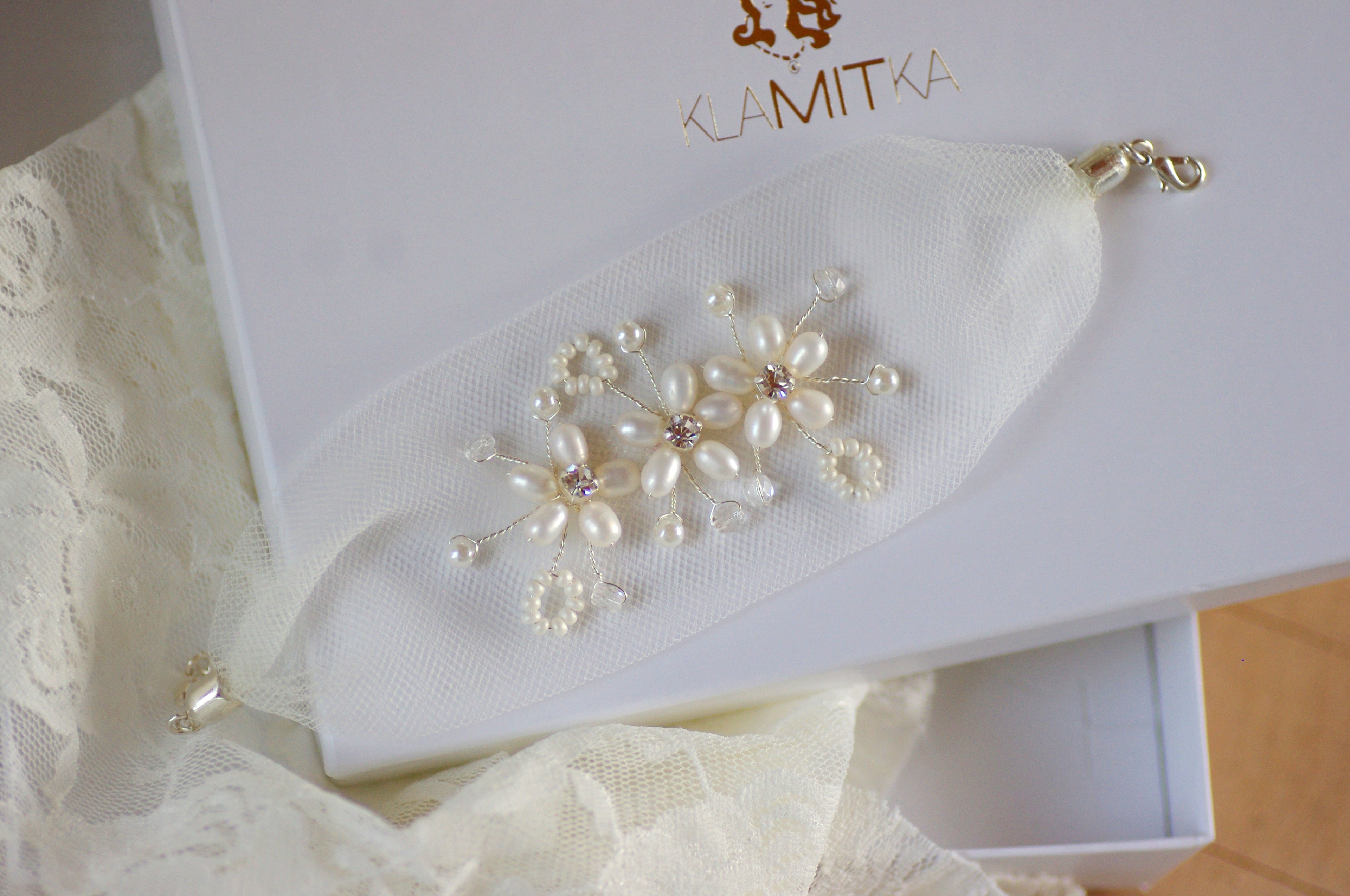 Braut Armband – Zartes Tüllarmband mit Süßwasserperlen & Kristallen