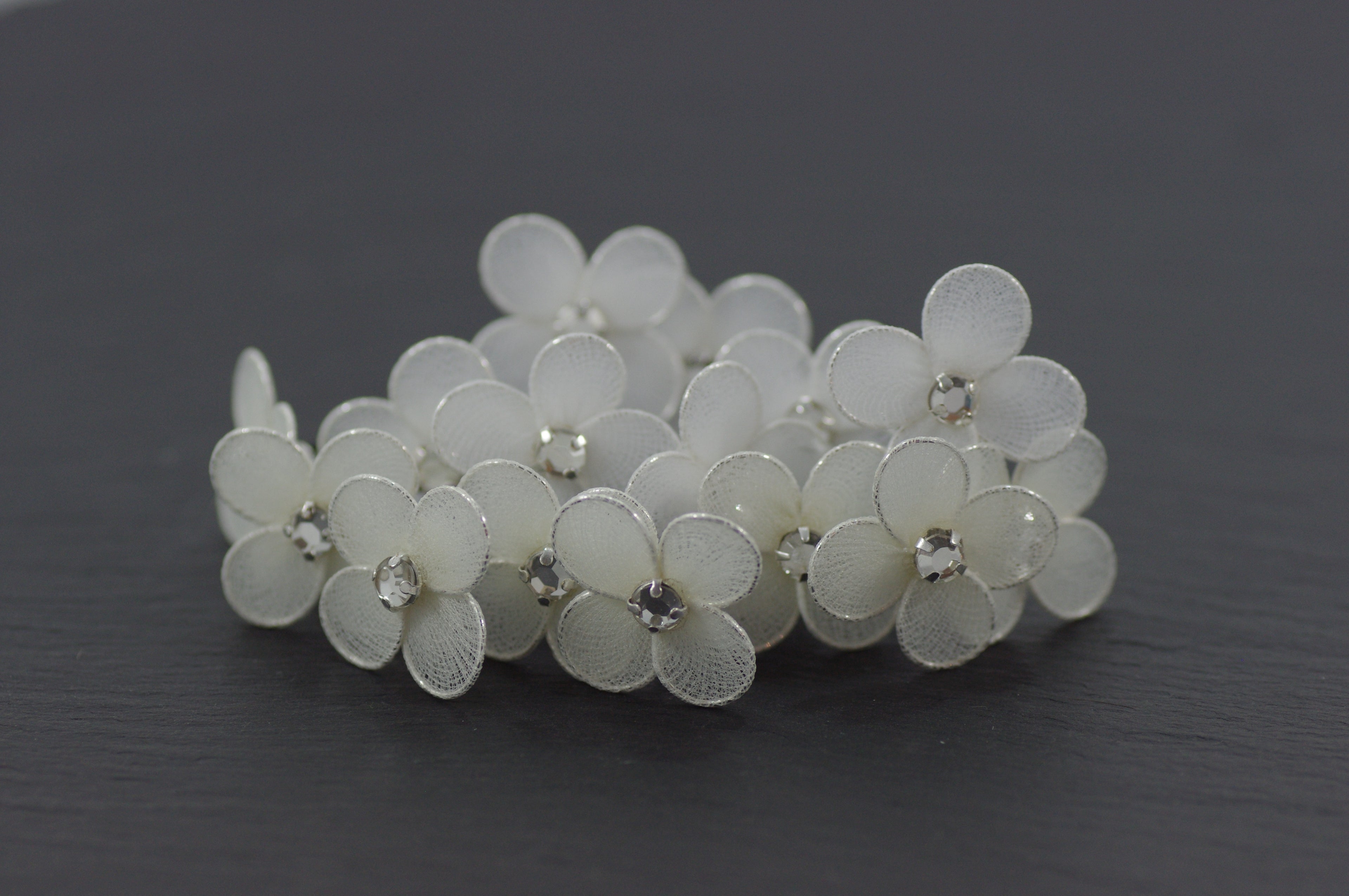 Strass Haarband – Blumen Curlies in Weiß für Kommunion & Hochzeit