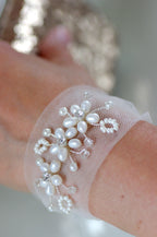 Braut Armband – Zartes Tüllarmband mit Süßwasserperlen & Kristallen