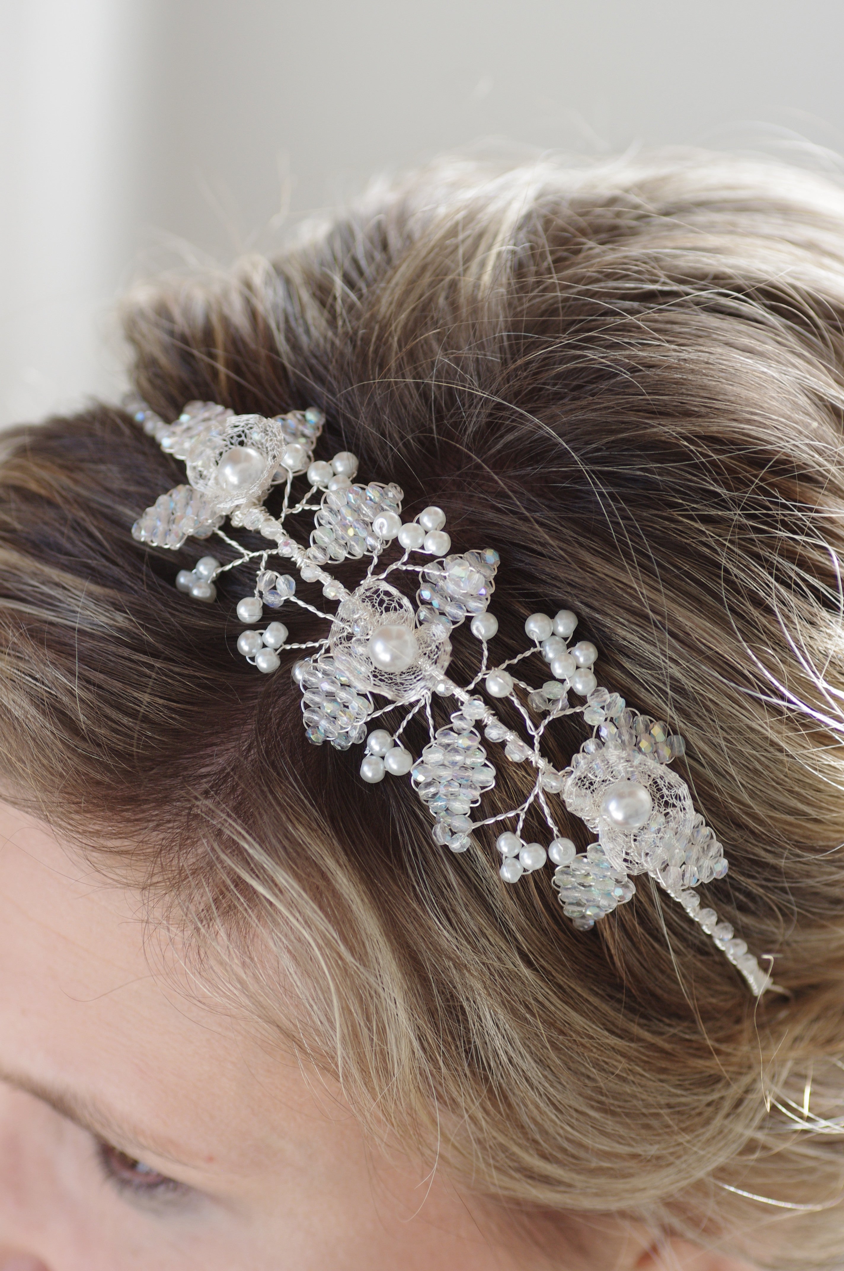 Bridal Diadem – Elegantes Brautdiadem mit Glasschliff- und Perlenblüten