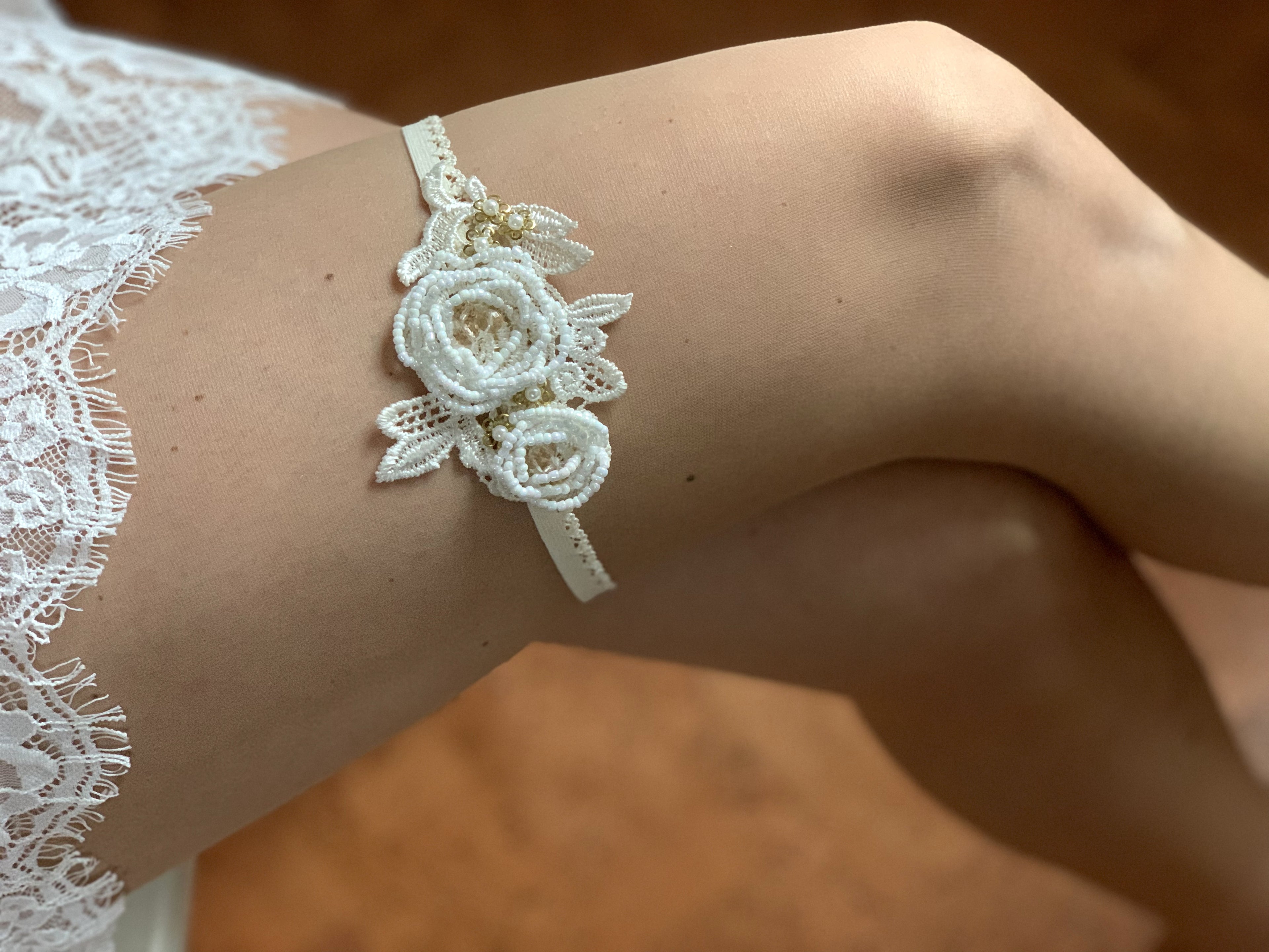Boho Strumpfband – Vintage Ivory Spitzenband mit Perlen für die Hochzeit