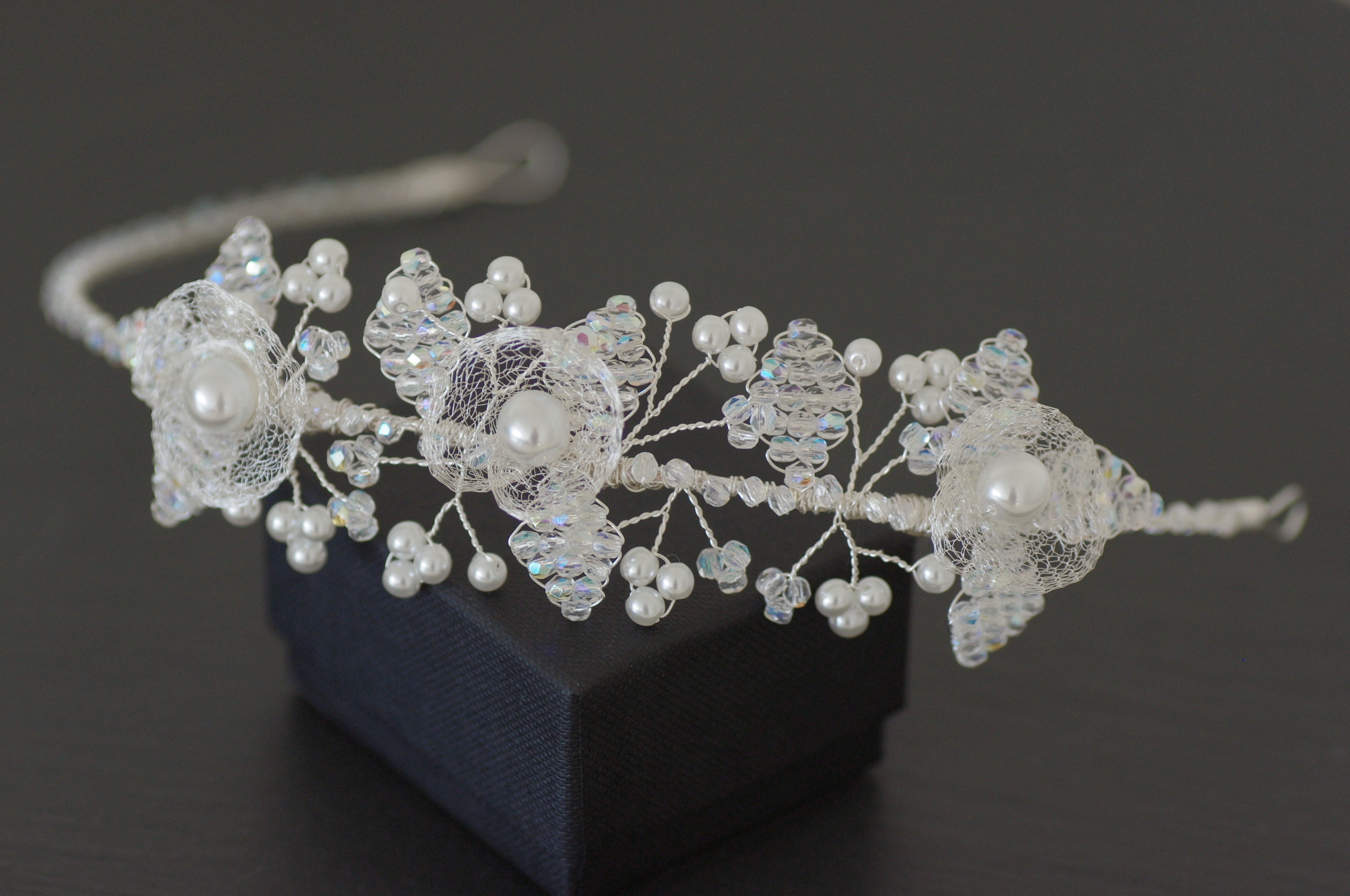 Bridal Diadem – Elegantes Brautdiadem mit Glasschliff- und Perlenblüten