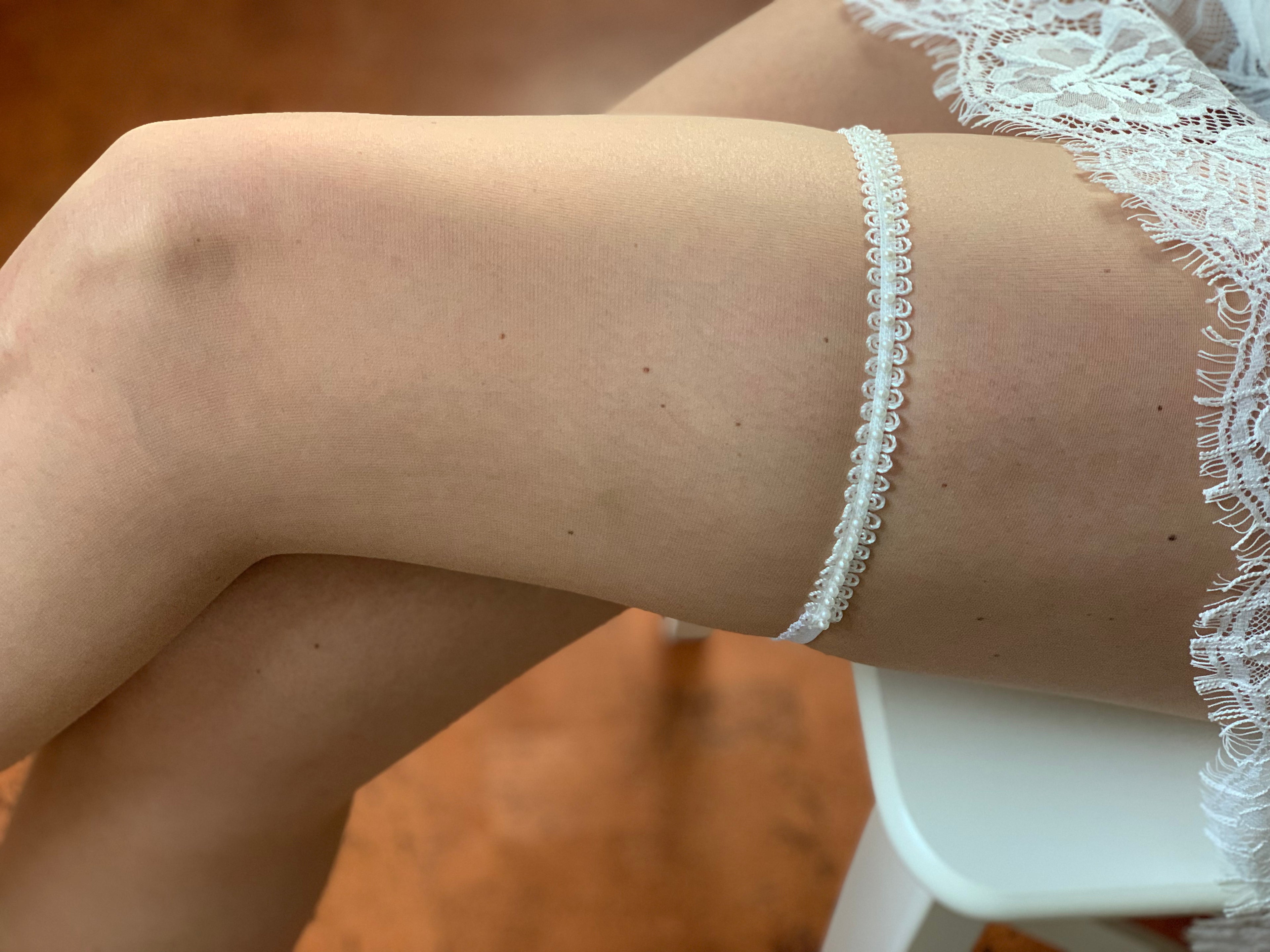 Weißes Strumpfband – Spitze & Perlen für Hochzeit, elegantes Brautaccessoire