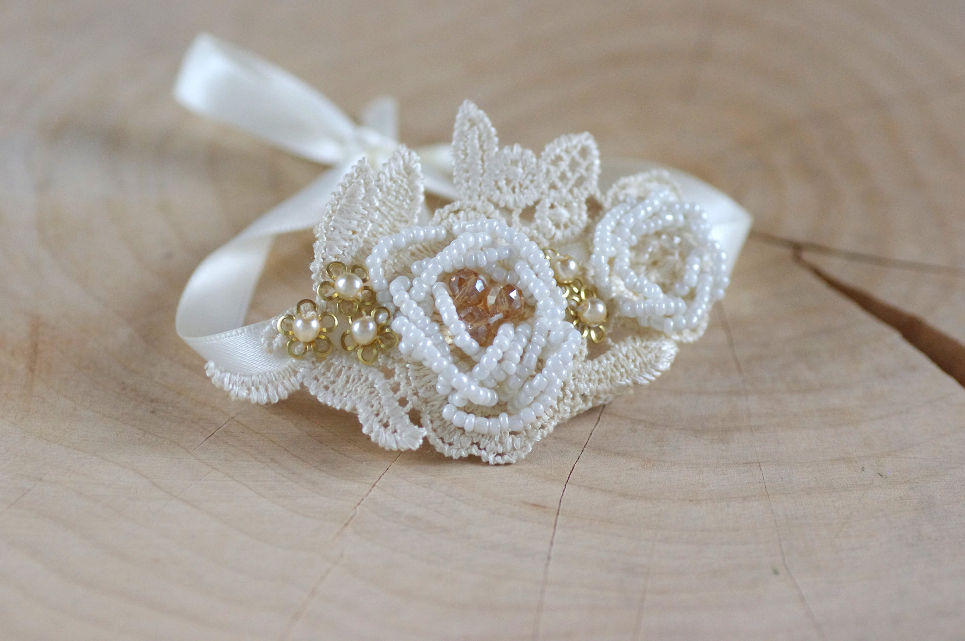 Vintage Armband – Zarte Spitze mit Perlen & Satinband für die Braut