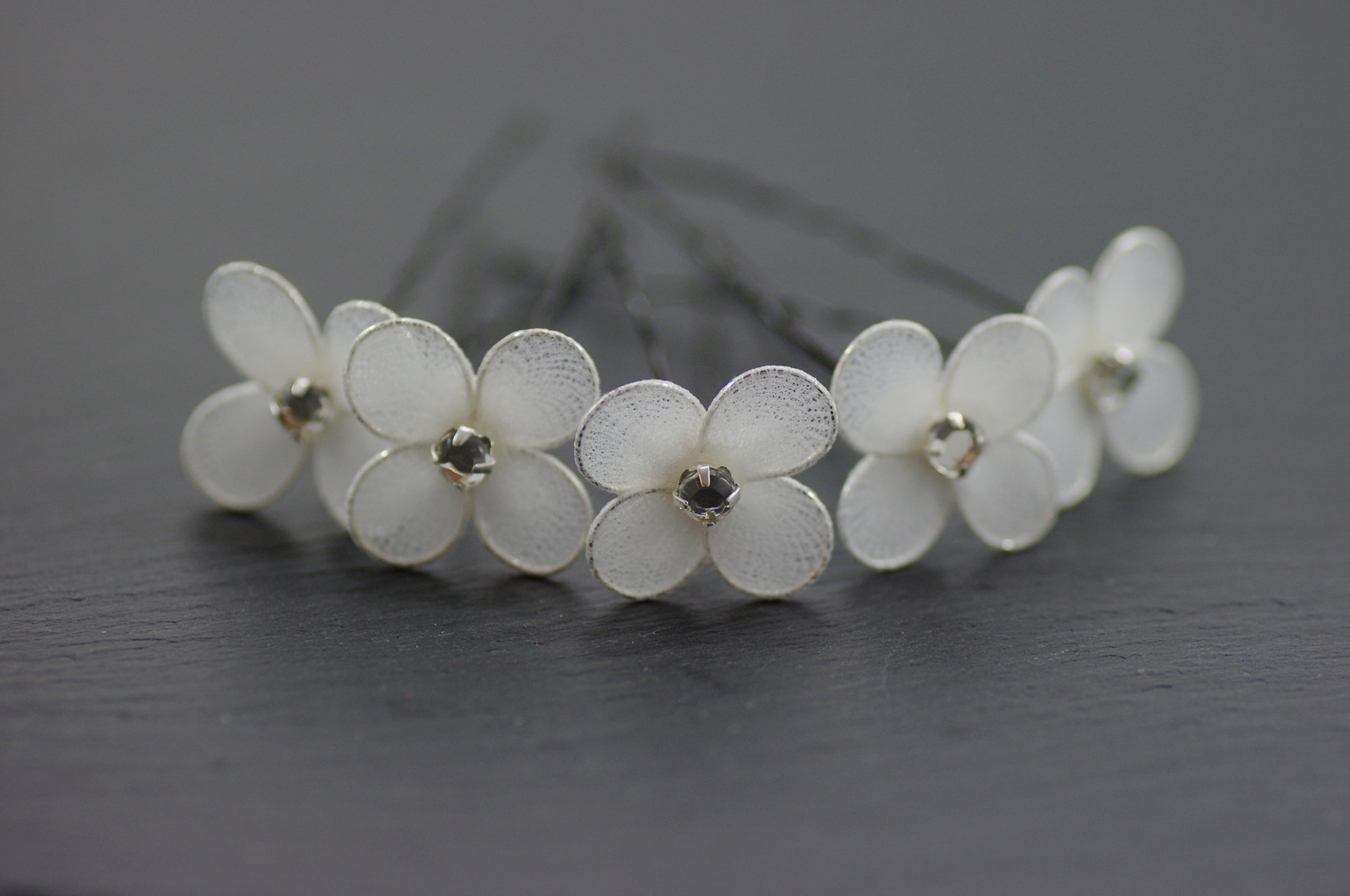 Strass Haarband – Blumen Curlies in Weiß für Kommunion & Hochzeit