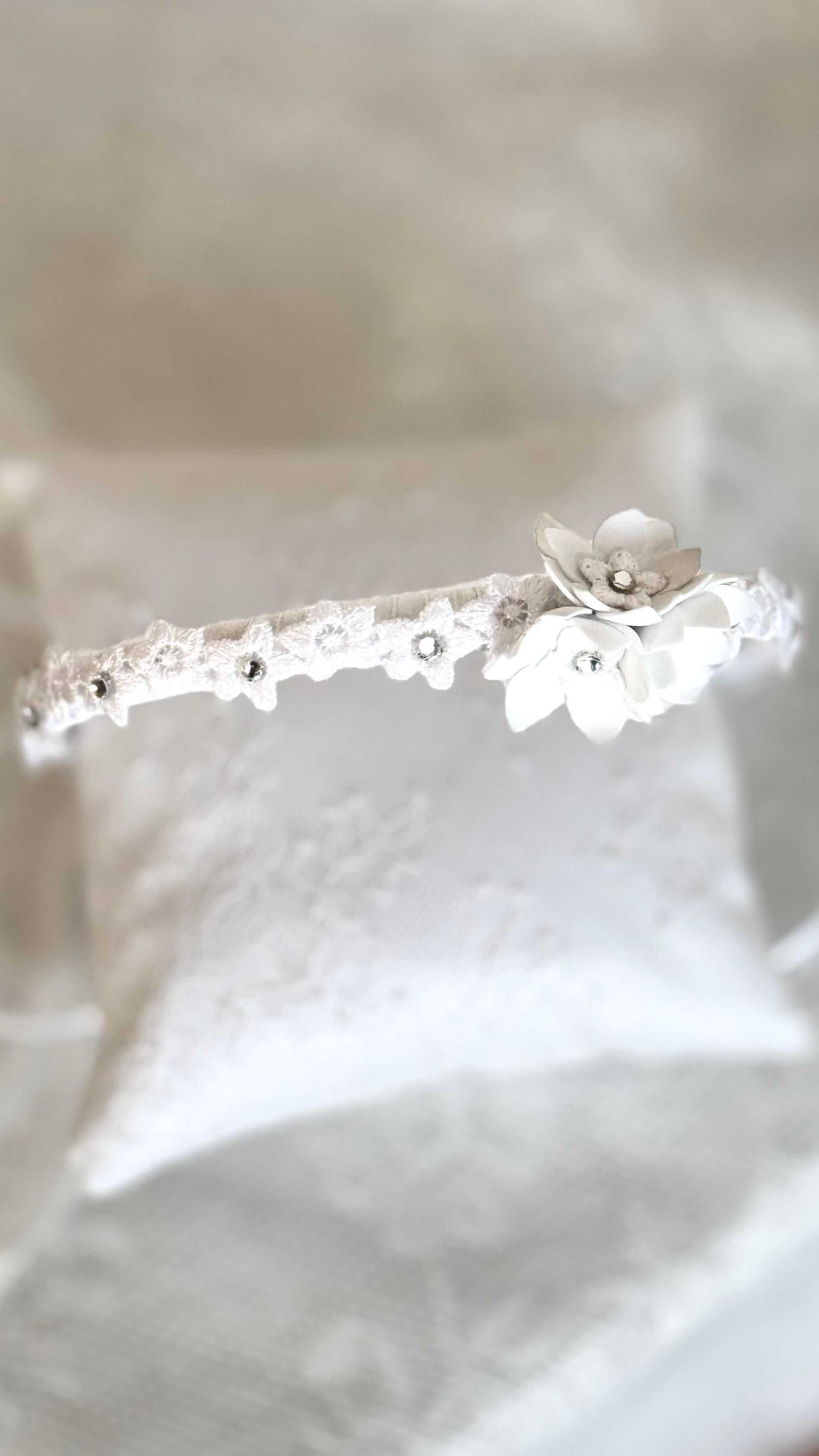 Haarreif Kommunion – Eleganter Blumen Haarreif mit Spitze & Strass