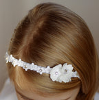 Haarreif Kommunion – Eleganter Blumen Haarreif mit Spitze & Strass