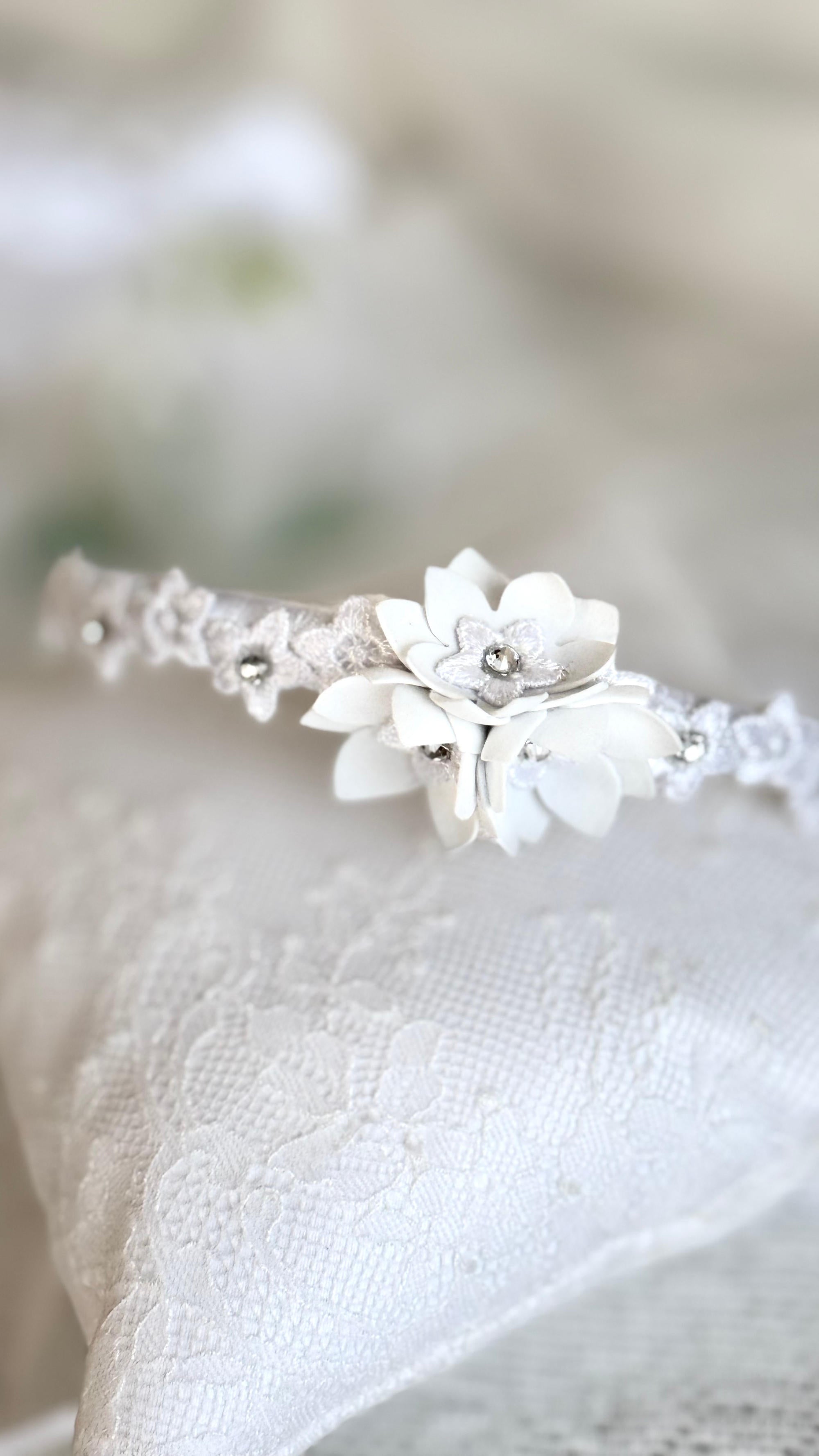 Haarreif Kommunion – Eleganter Blumen Haarreif mit Spitze & Strass