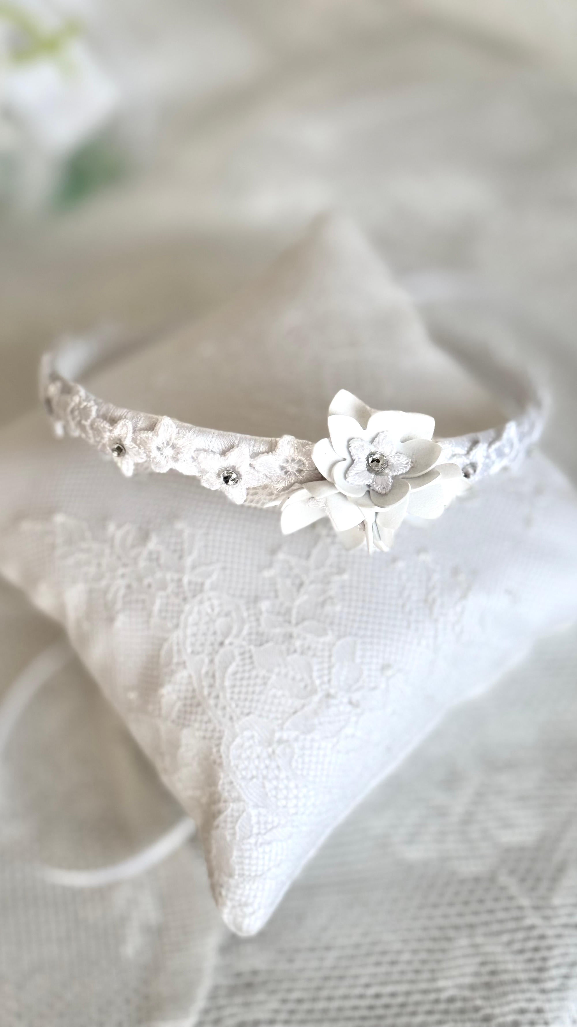 Haarreif Kommunion – Eleganter Blumen Haarreif mit Spitze & Strass