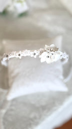 Haarreif Kommunion – Eleganter Blumen Haarreif mit Spitze & Strass
