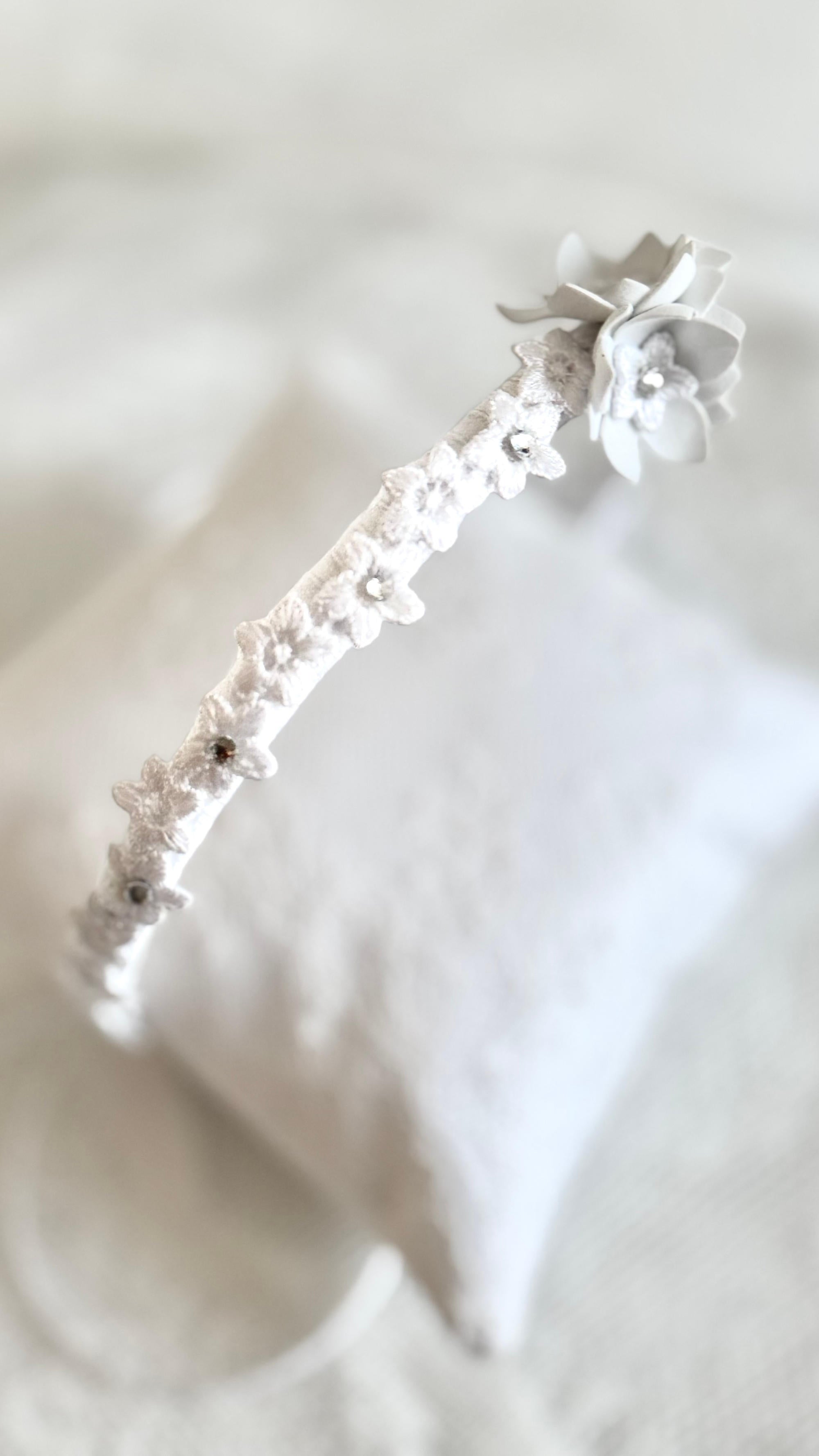 Haarreif Kommunion – Eleganter Blumen Haarreif mit Spitze & Strass