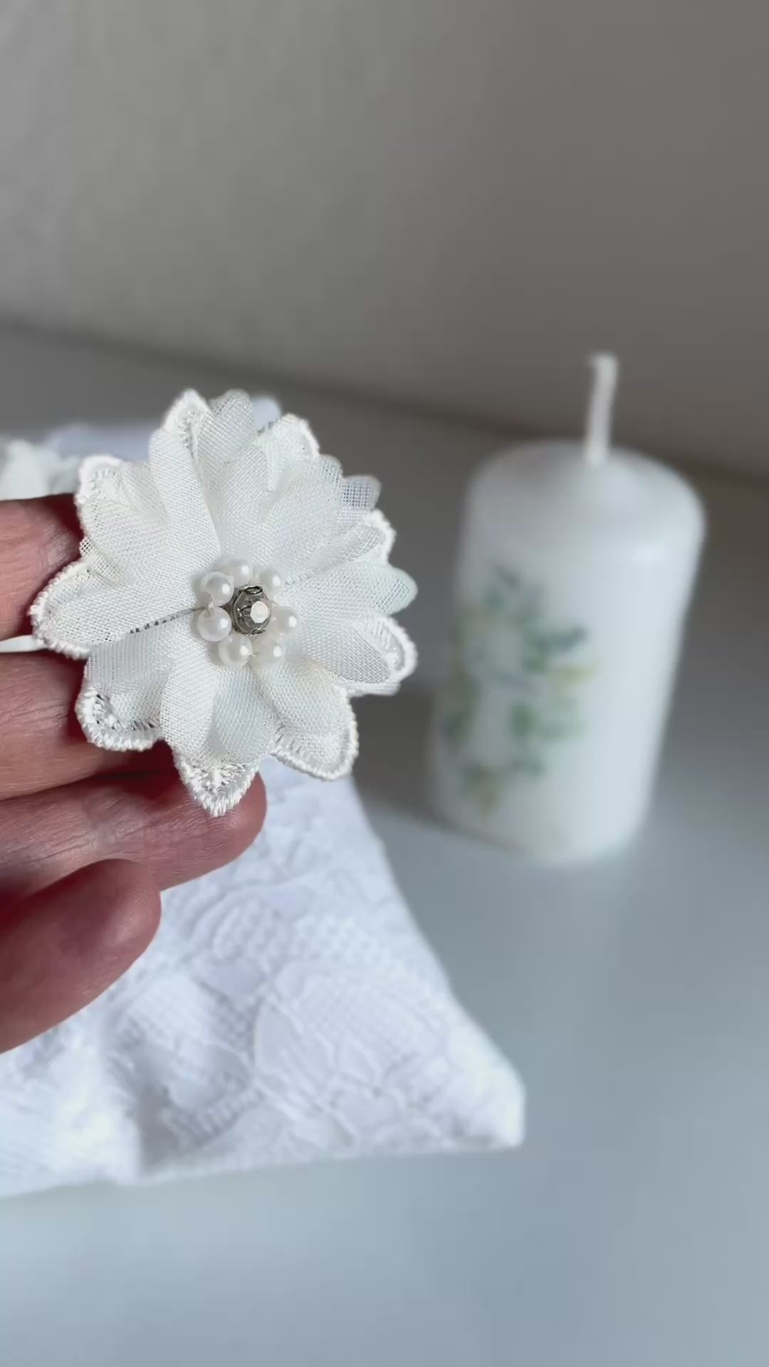 Haarschmuck Kommunion – Kopfschmuck Kommunion | Haarklammer mit Blume in Ivory (Off-White), Perlen und geschliffenem Stein