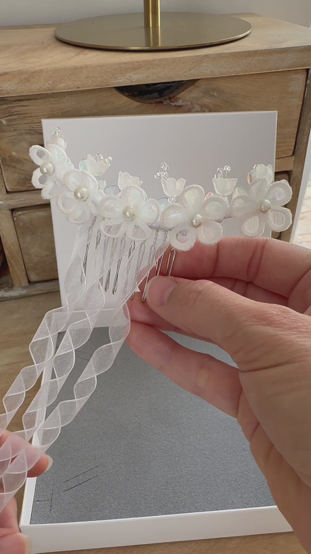 Haarschmuck Kommunion mit zarten Blüten und Organza-Bändern in weiß
