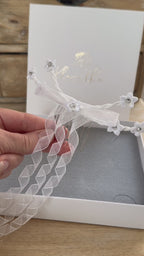 Blumen Haarklammer – Eleganter Kommunion Haarschmuck mit Spitzenblüten