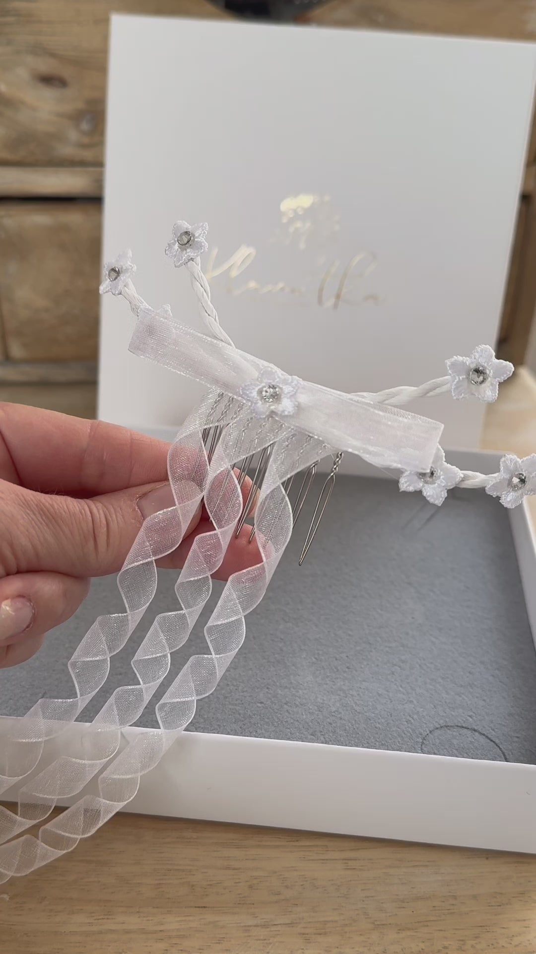 Blumen Haarklammer – Eleganter Kommunion Haarschmuck mit Spitzenblüten