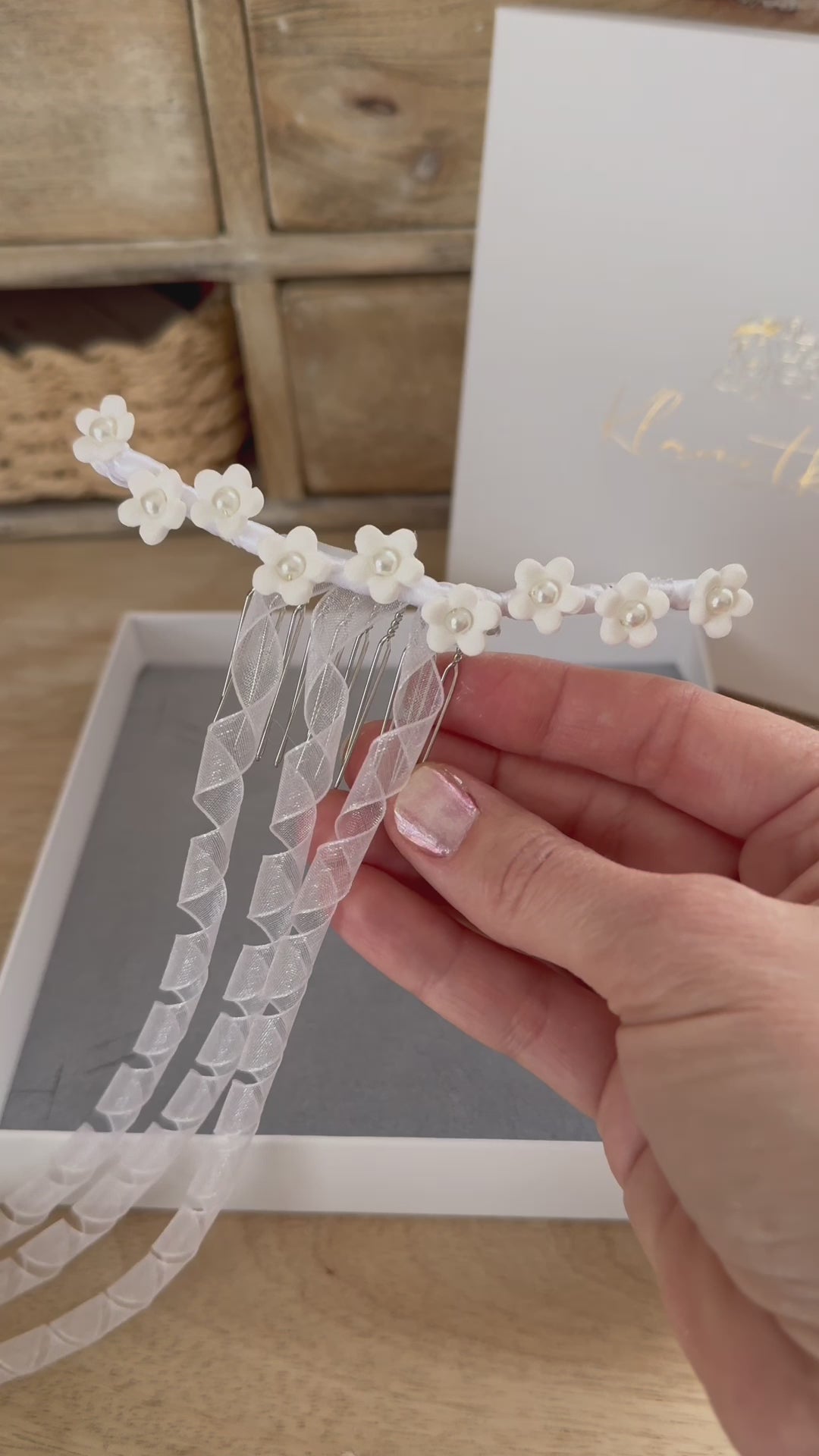 Weißer Haarkamm – Festlicher Kommunion Haarschmuck mit Blumen & Bändern