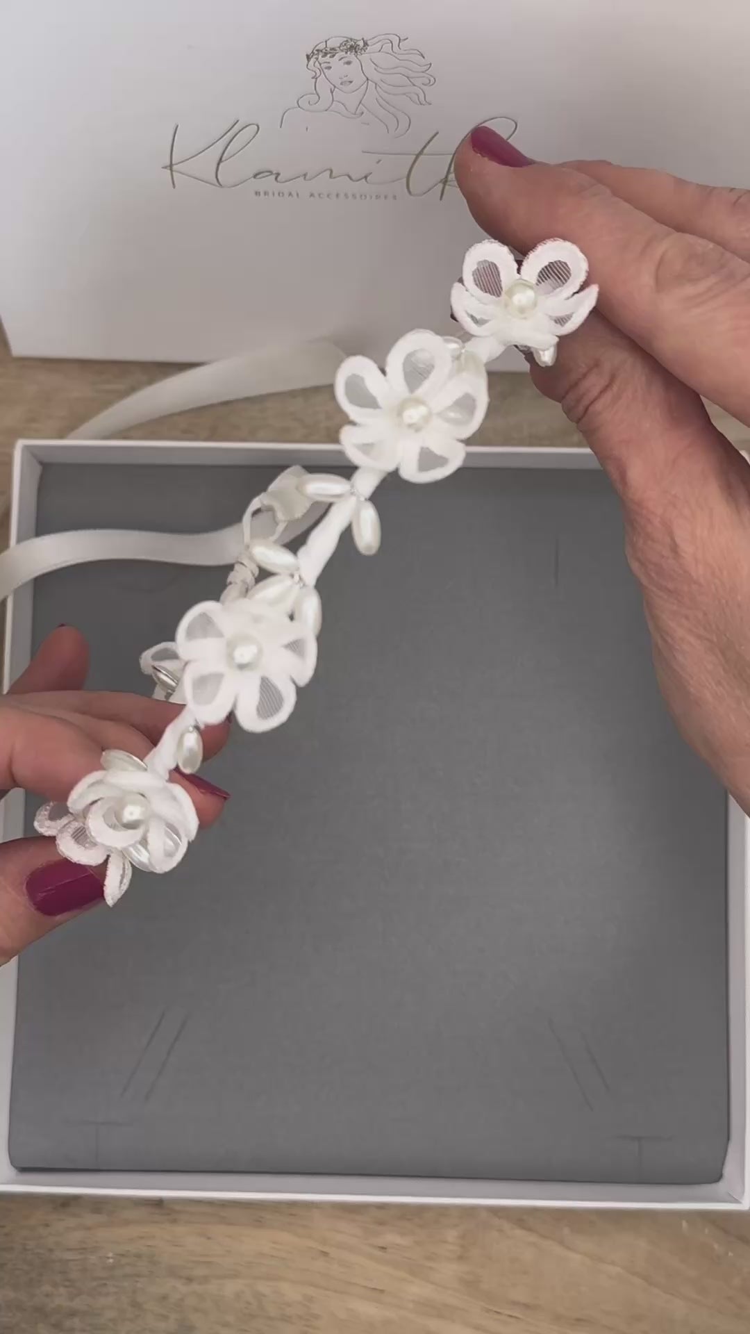 Haarkranz Kommunion – Haarschmuck Kommunion Dutt mit zarten Blumen und ovalen Perlen