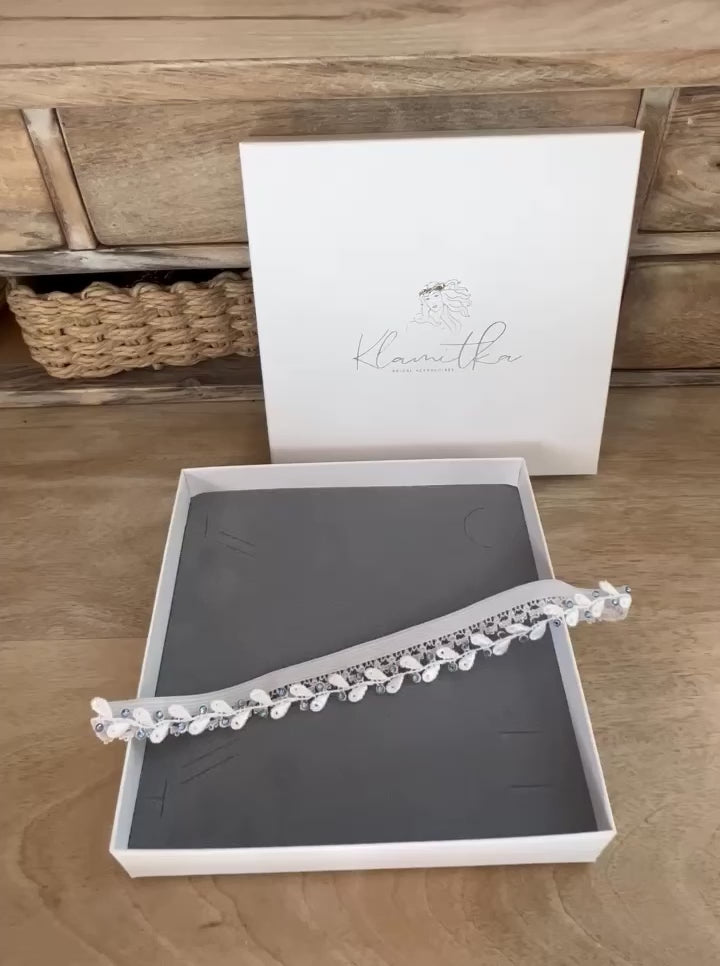 Modernes Strumpfband – Feine Spitze & blaue Strasssteine Hochzeit