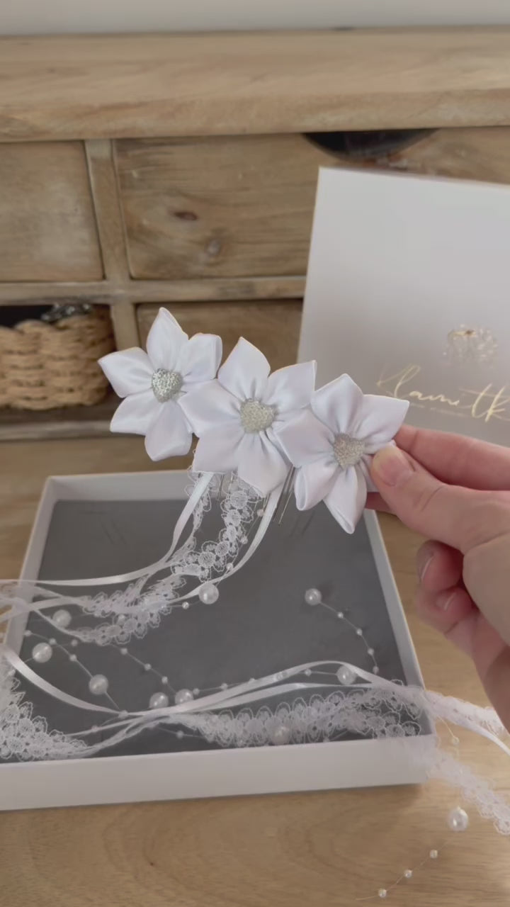 Kommunion Haarkamm – Satinblumen & Strassherzen mit Spitzenbändern