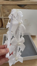 Haarreif weiß mit Perlenband und Satinschleife mit Perle – festlicher Kinder-Haarschmuck.
