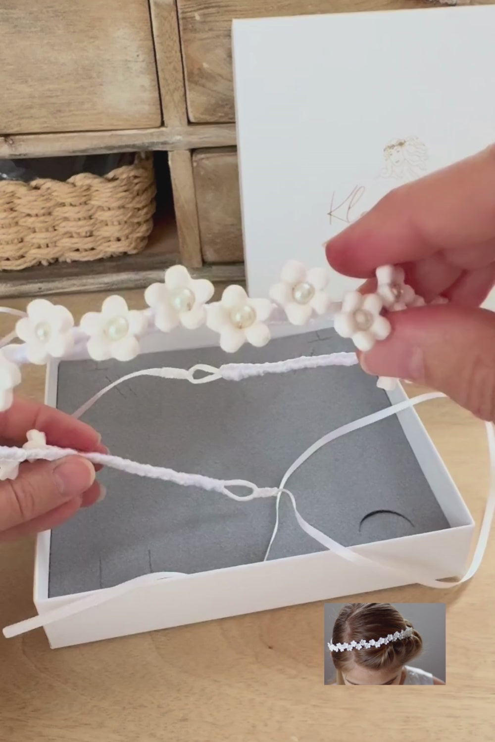 Haarschmuck Kommunion, Haarband mit vielen handgearbeiteten Blumen mit Perle in der Mitte