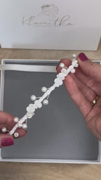 Haarschmuck Kommunion Dutt – Haarband Kommunion Dutt mit kleinen Blumen und runden Perlen