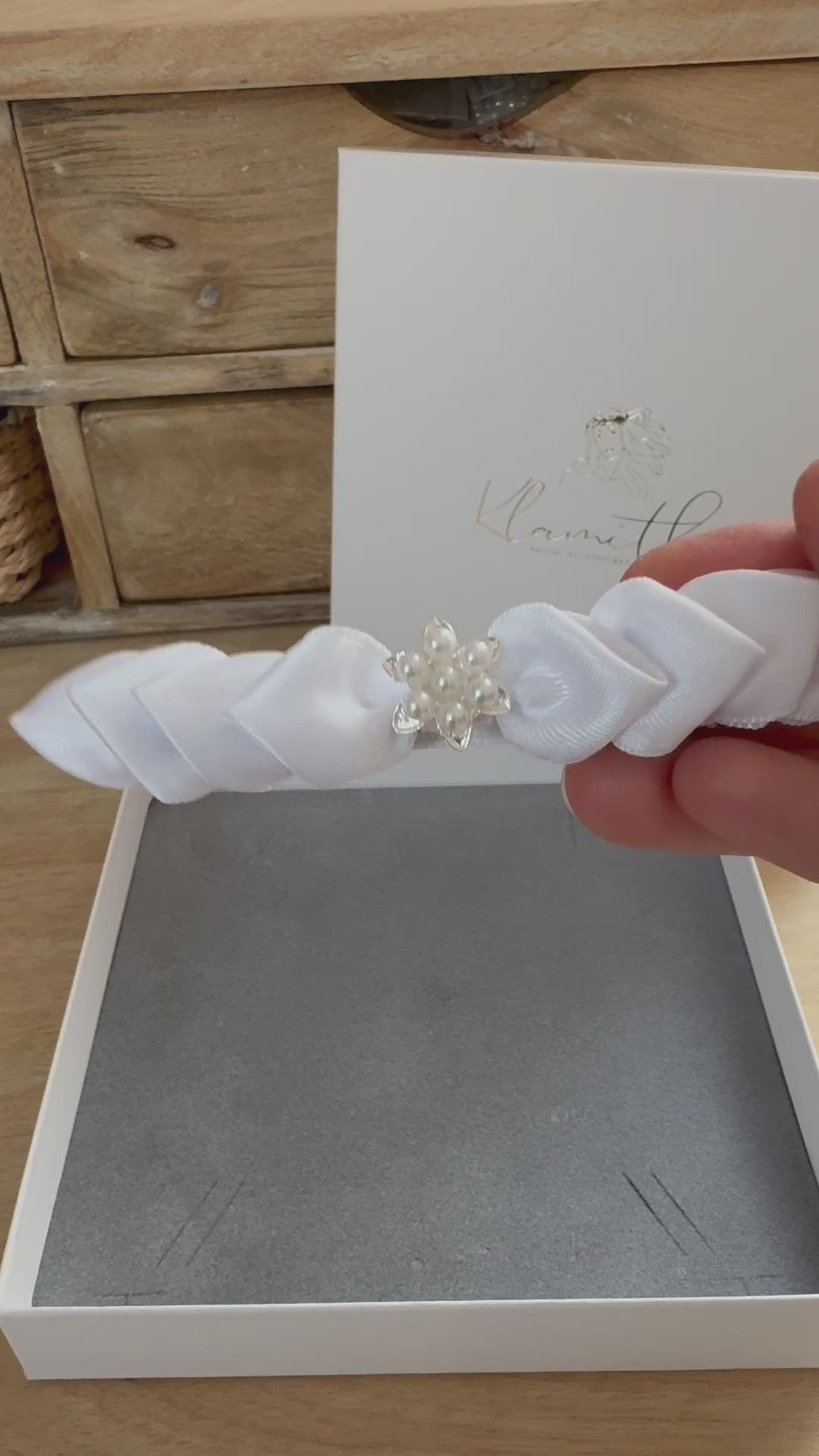 Kommunion Haarschmuck mit handgearbeiteten Satinblättern und einer Perlenblume