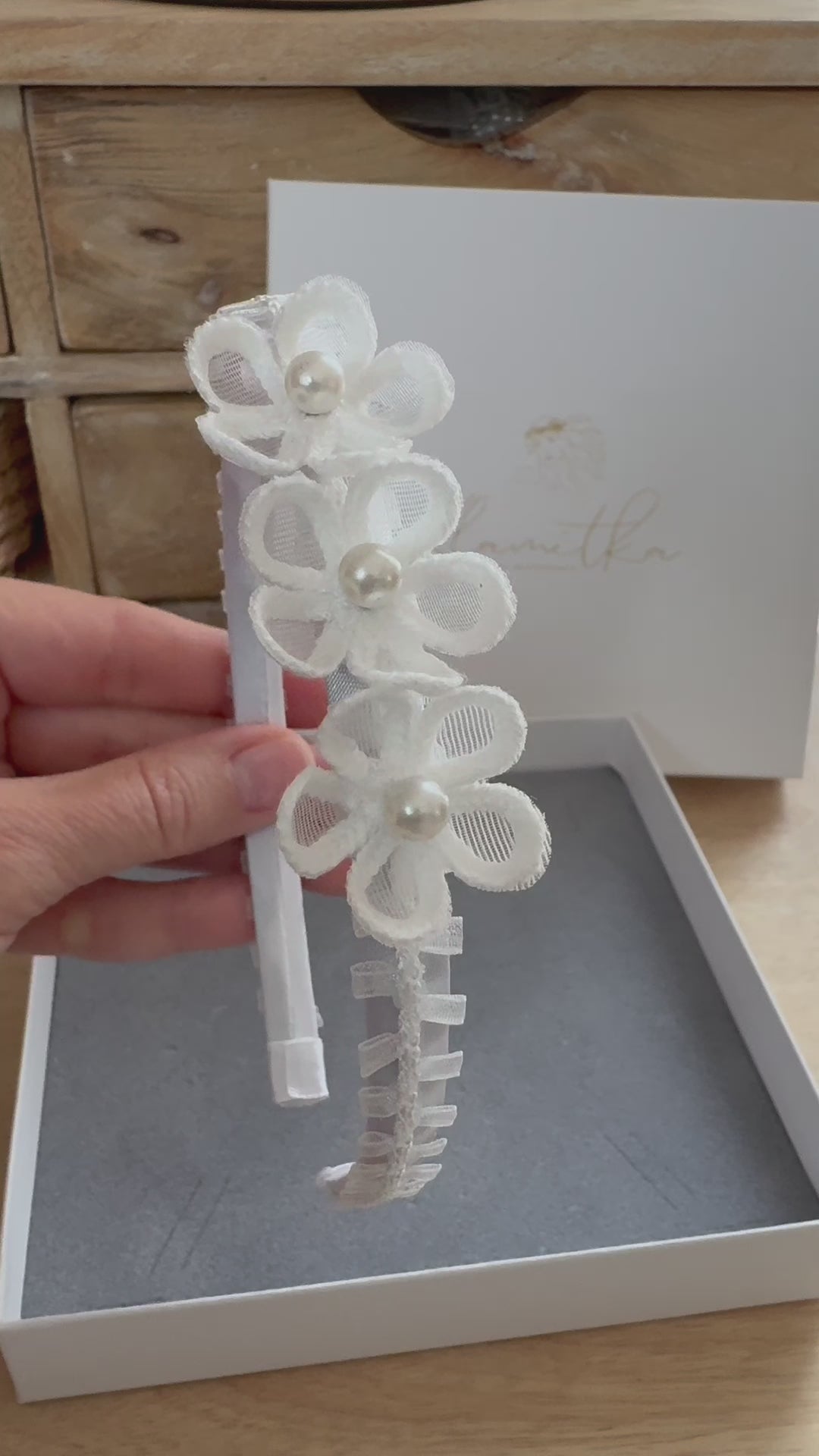 Kommunion Haarschmuck, Haarreif für Kommunion mit zarten Blüten und Spitzenborte in weiß