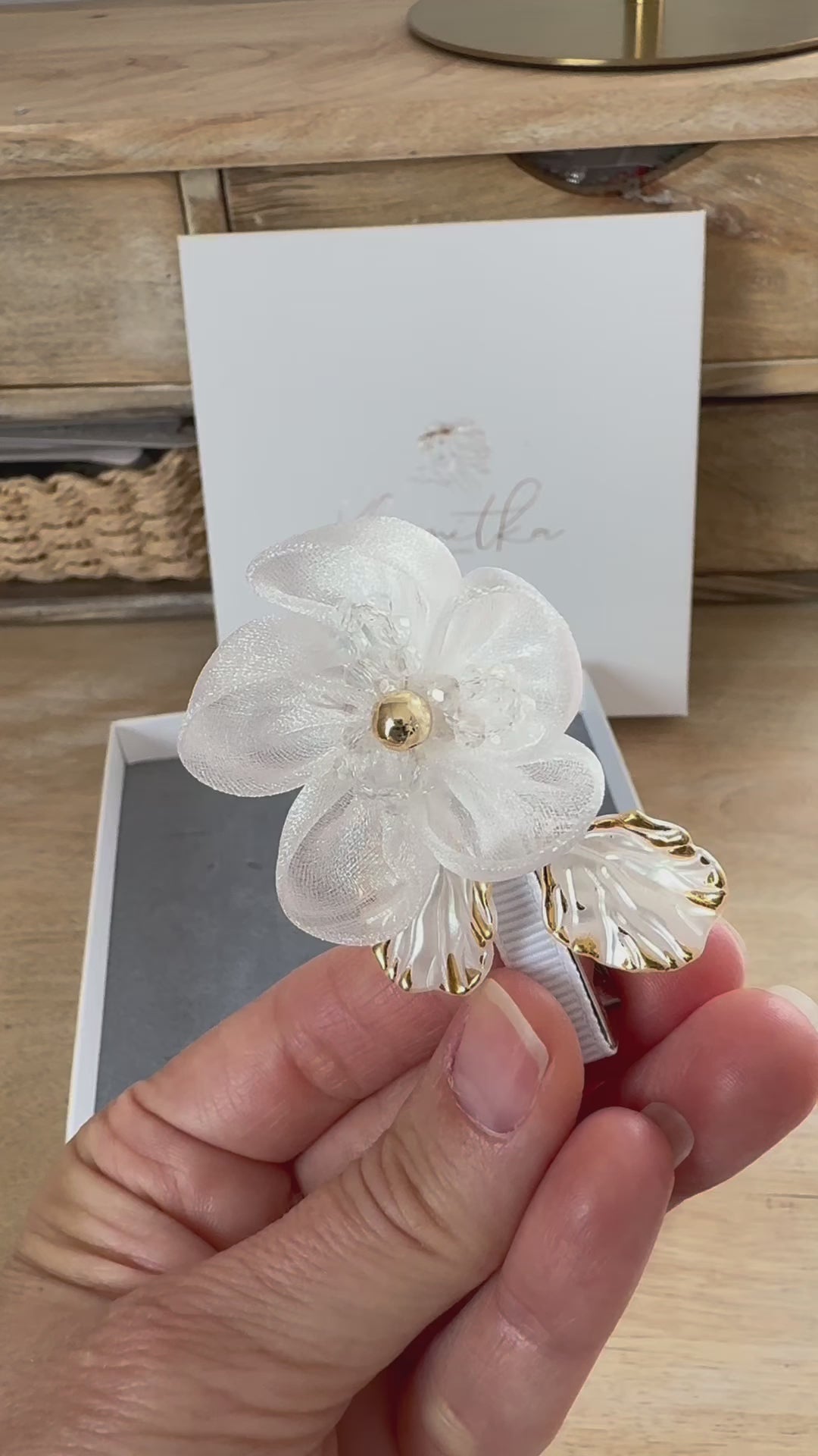 Kommunion Haarschmuck, Haarklammer Kommunion mit weißer Organza Blume, goldenen Elementen