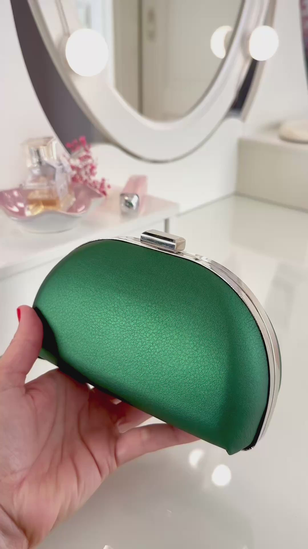 Smaragdgrüne Clutch aus veganem Leder – elegante Abendtasche mit silberner Kette