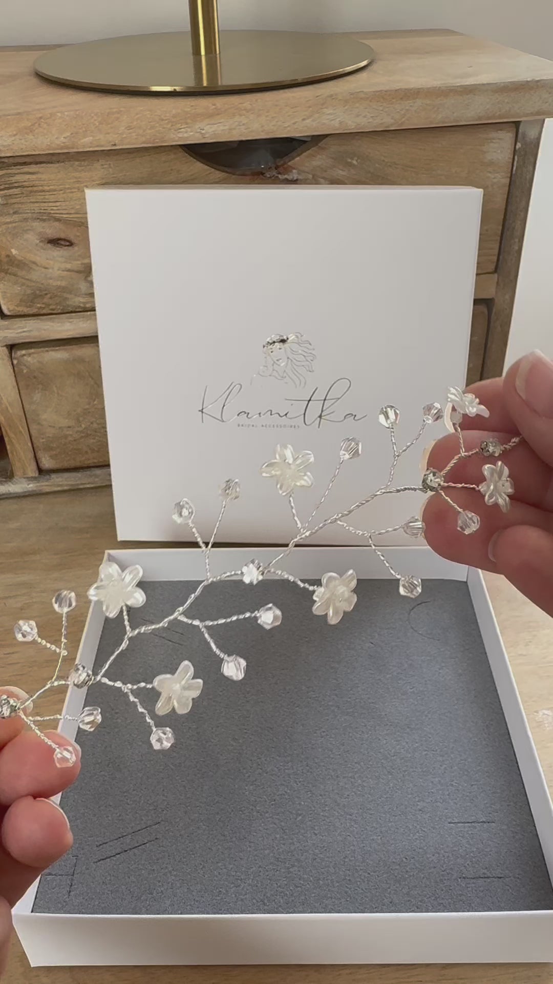 Kommunion Haarschmuck,Haarranke Kommunion, mit weißen  Perlmuttblumen und Swarowskisteinen