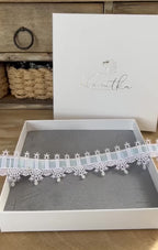 Strumpfband für Braut – Weißes Spitzen-Strumpfband mit hellblauem Band & handgenähten Tropfen