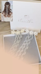 Handgefertigter Haarschmuck zur Kommunion für Mädchen mit Blumen, Perlen und Organzabändern in Weiß oder Ivory.