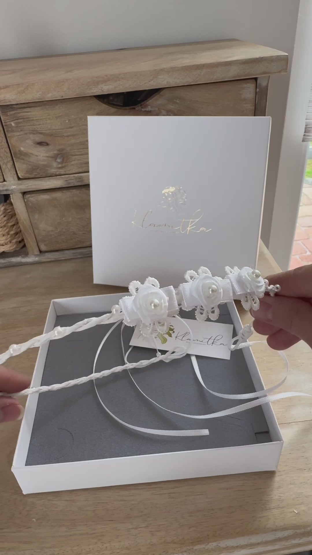Haarschmuck Kommunion, Haarkranz Kommunion mit drei Blumen seitlich und Perlen ums Band