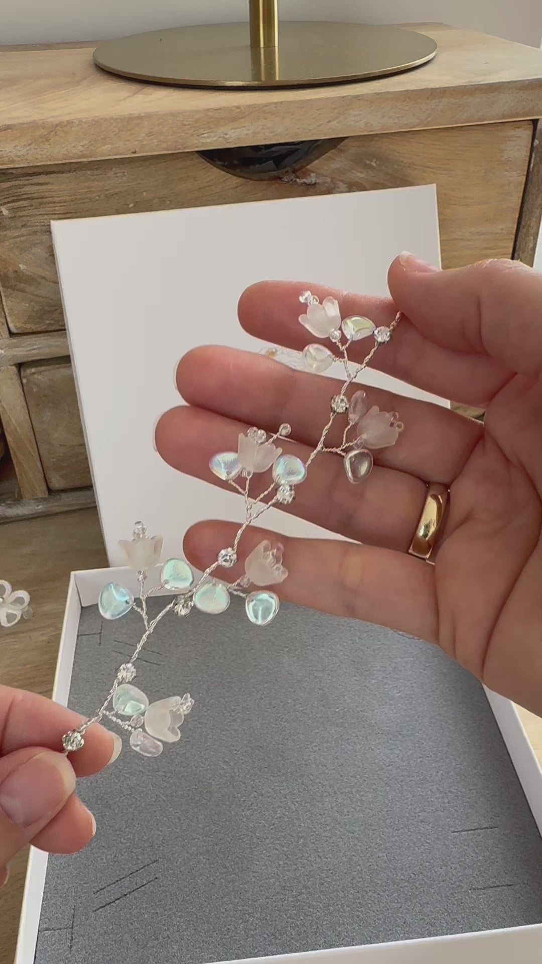 Haarschmuck für Kommunion, Haarranke mit weißen  Perlmuttblumen und Swarowskisteinen