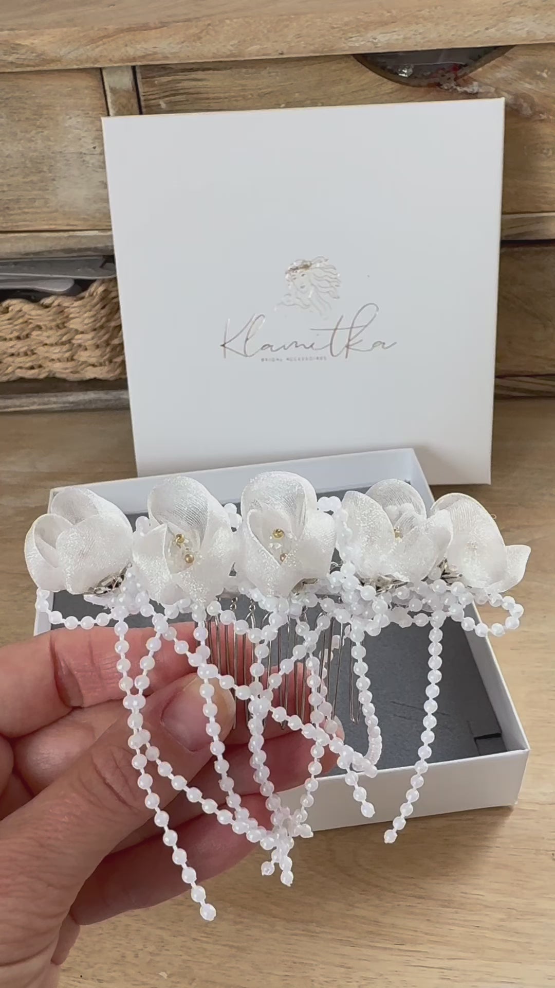 Kommunion Haarschmuck mit zarte Blumen und zarten Perlen-Bändern