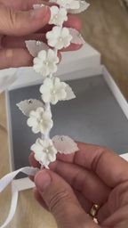 Duttband Mädchen – Haarband Kommunion mit Blumen, Blättern & Strass