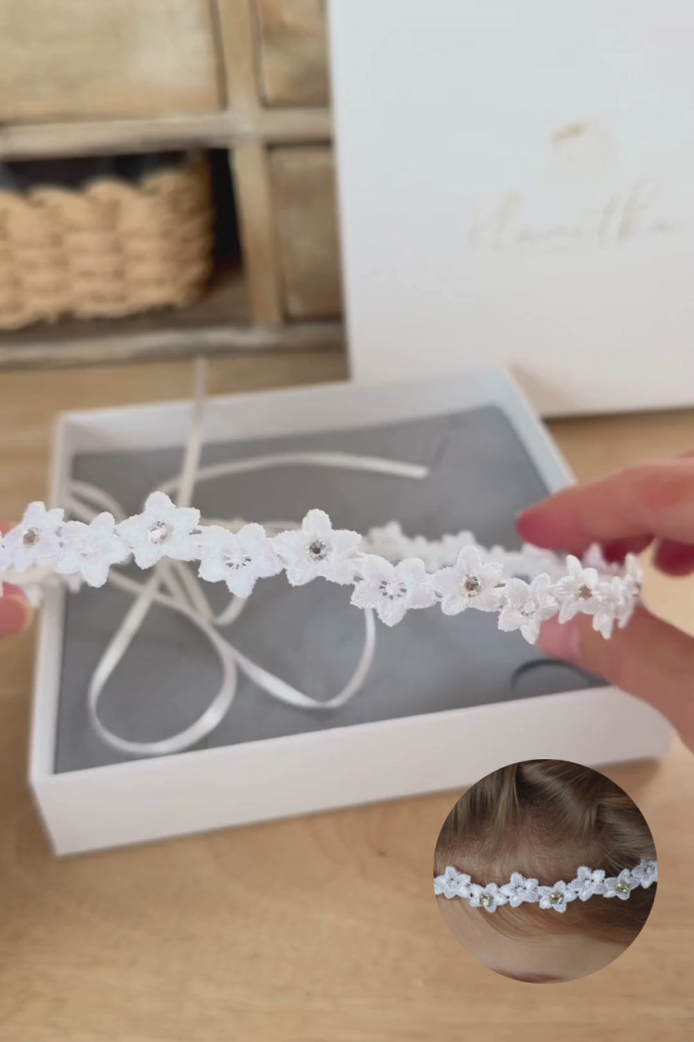 Kommunion Haarschmuck, Haarband Kommunion aus Blumen-Spitze und Strasssteinen