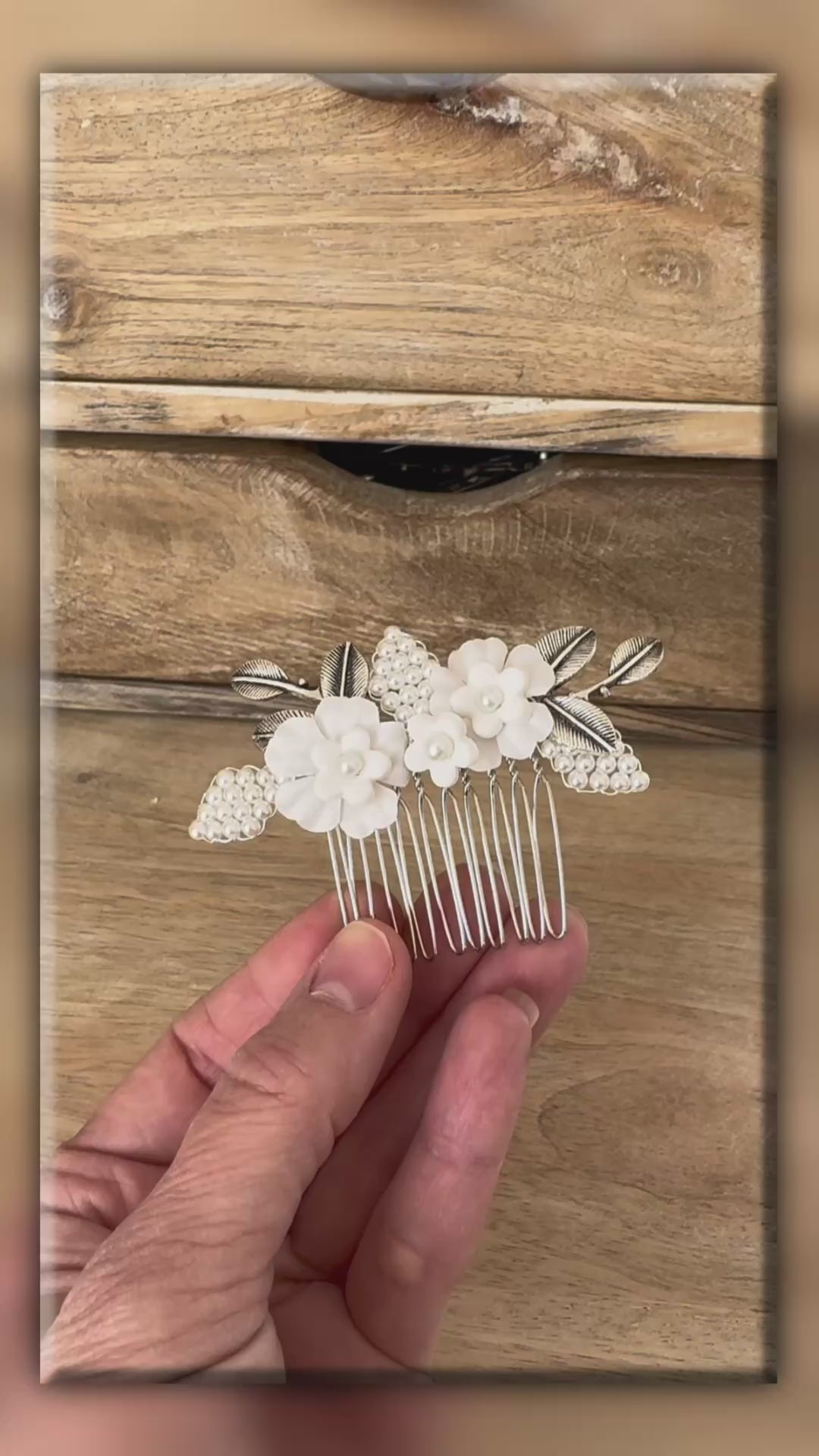 Kommunion Haarschmuck Haarkamm – Weiß mit Perlen & Blumen