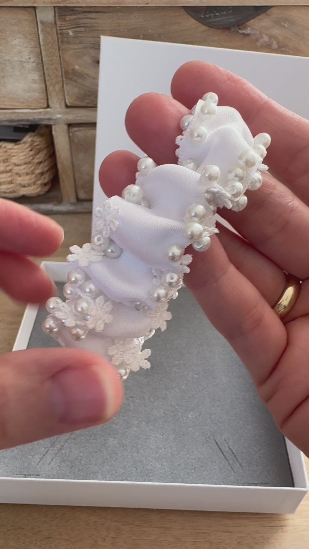 Haarschmuck Kommunion Mädchen Dutt – Haarkranz mit zarten Blumen & runden Perlen