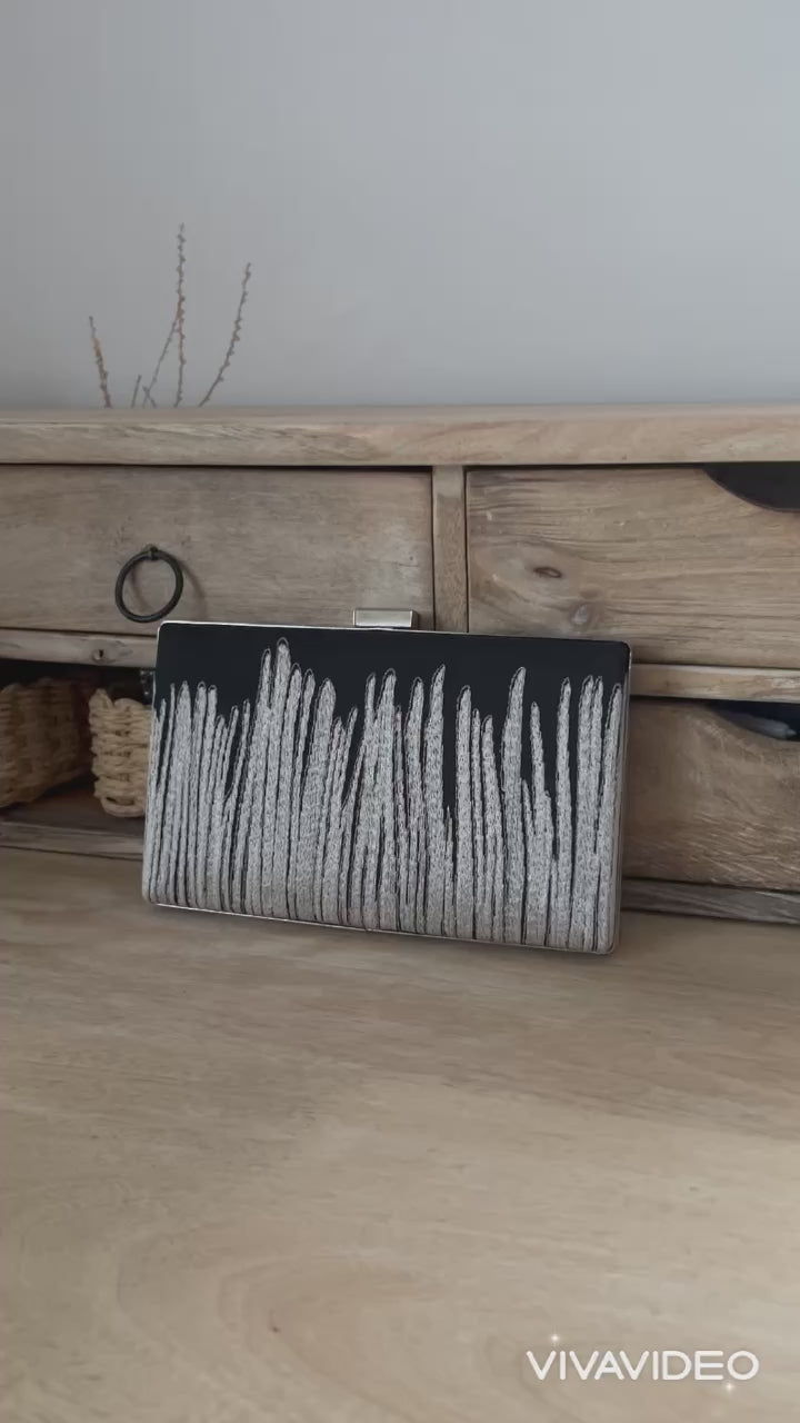 Elegante Clutch Tasche mit silbernem Muster – Abendtasche mit Kette