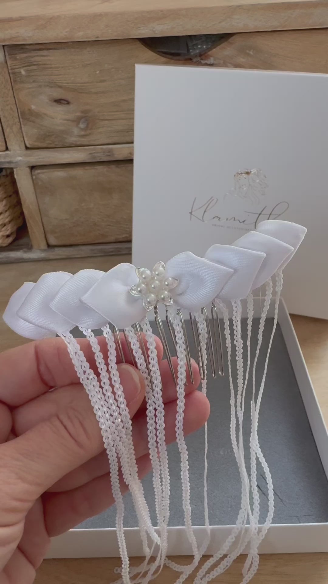 Kommunion Haarschmuck mit handgearbeiteten Satinblättern und Franzen mit Pailett